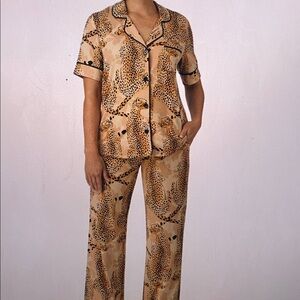 ROOM SERVICE NOTCH COLLAR CHEETAH PRINT PAJAMA SET MEDIUM